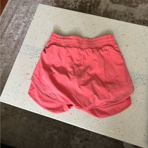 LULULEMON SIZE 6. HOTTY HOT HIGH-RISE skirt.